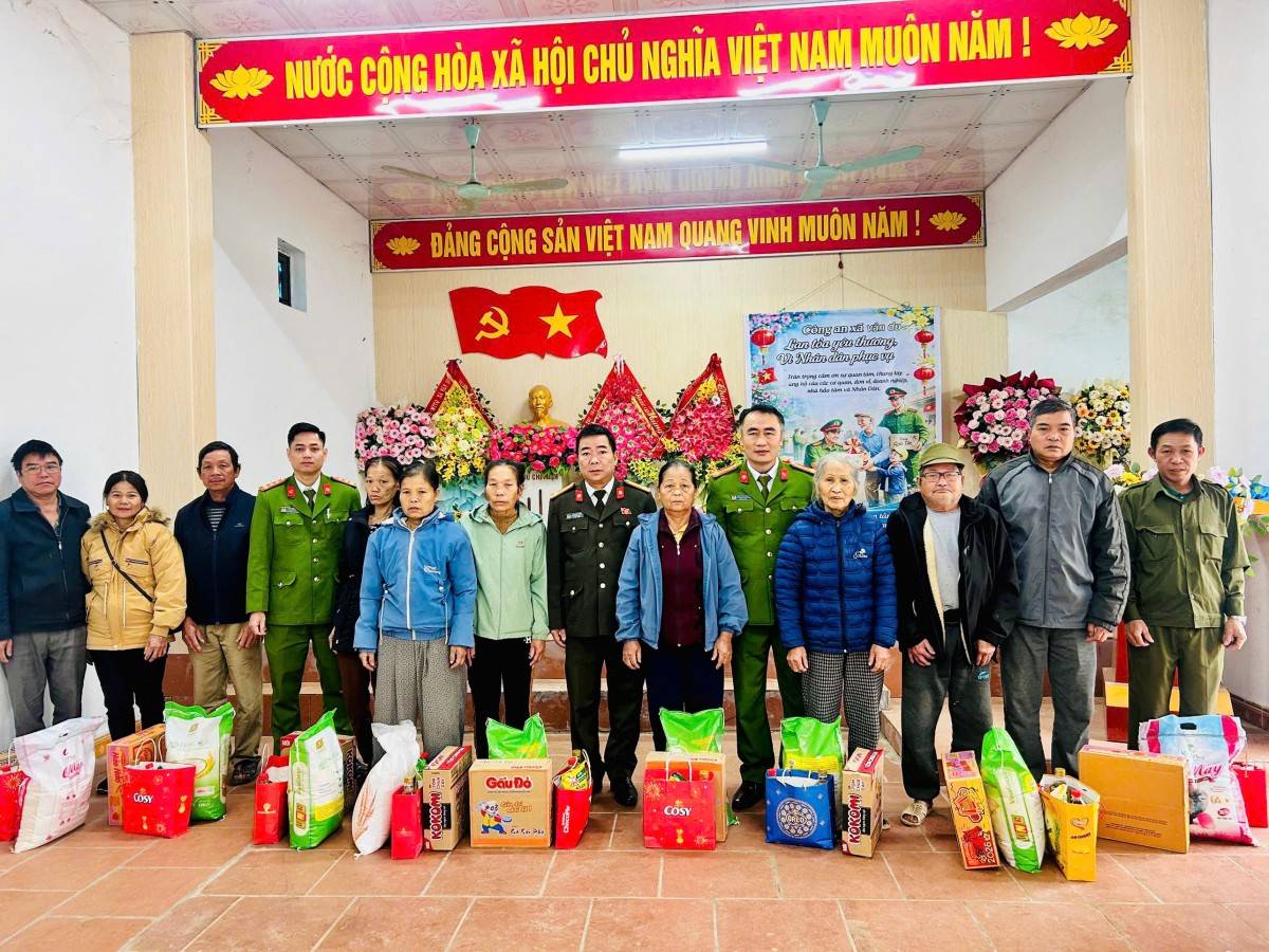 Công an xã Vân Du lan tỏa yêu thương từ gian hàng thiện nguyện, hưởng ứng phong trào thi đua “Ba nhất”