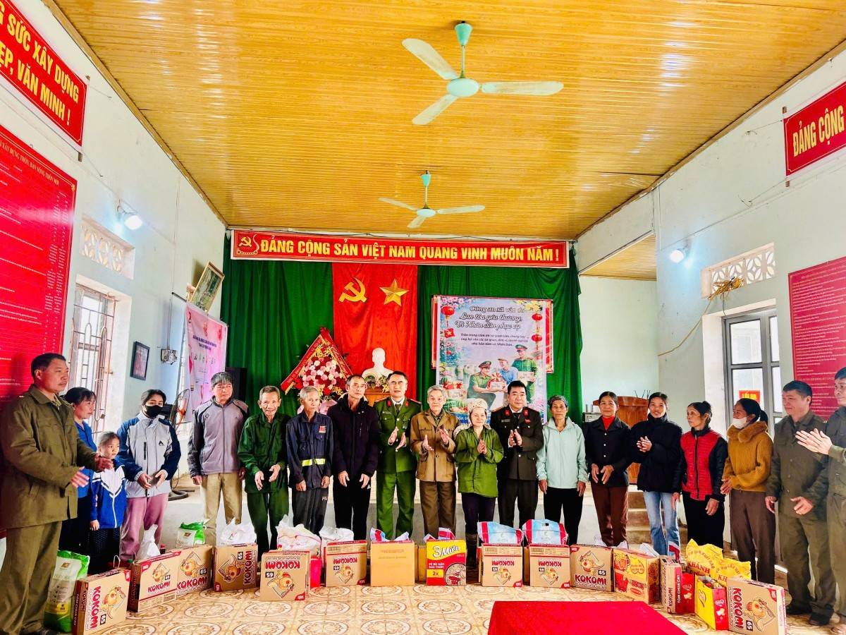 Công an xã Vân Du lan tỏa yêu thương từ gian hàng thiện nguyện, hưởng ứng phong trào thi đua “Ba nhất”