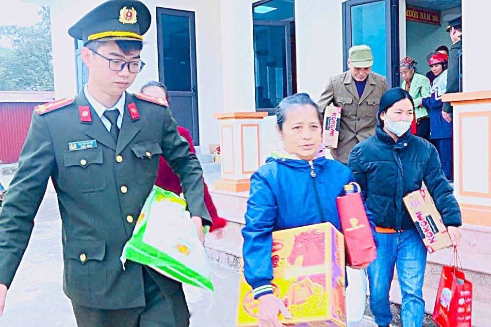 Công an xã Vân Du lan tỏa yêu thương từ gian hàng thiện nguyện, hưởng ứng phong trào thi đua “Ba nhất”