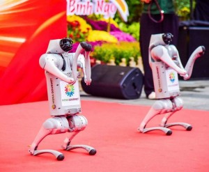 Menas Group tiên phong đưa “trợ lý ảo thực thể” vào bán lẻ với robot Dog Meme và Nana