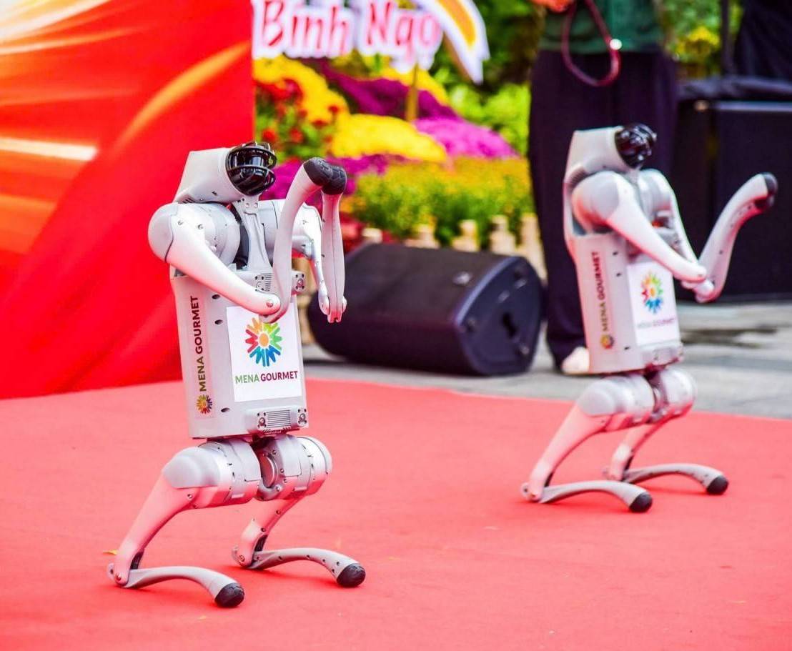 Menas Group tiên phong đưa “trợ lý ảo thực thể” vào bán lẻ với robot Dog Meme và Nana