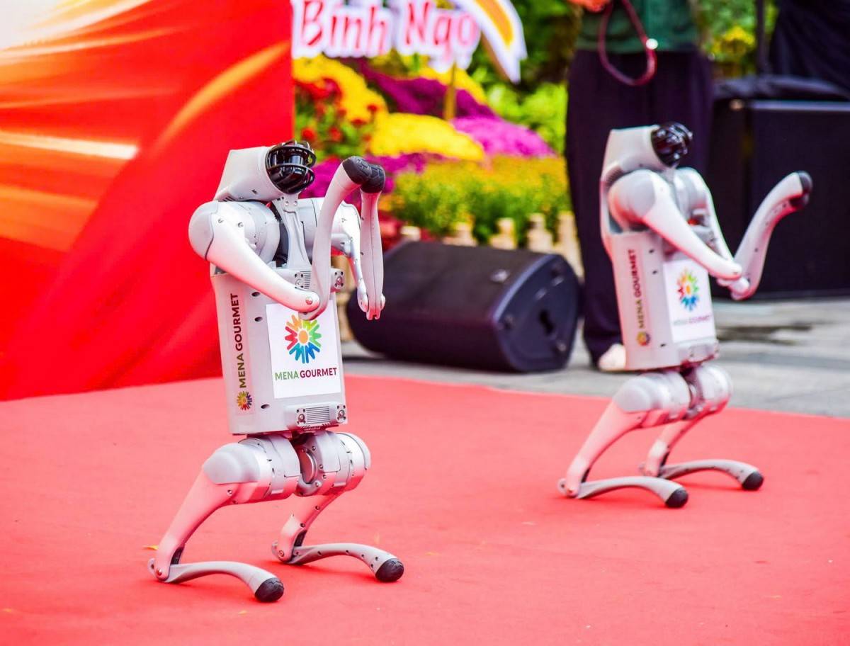 Menas Group,robot chó AI,robot bốn chân sinh học,trợ lý ảo thực thể, AI trong dịch vụ 4