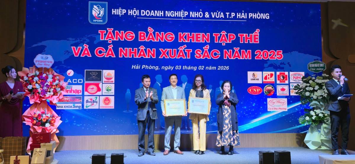 Hiệp hội DNNVV TP Hải Phòng trao giấy khen cho 2 tập thể xuất sắc
