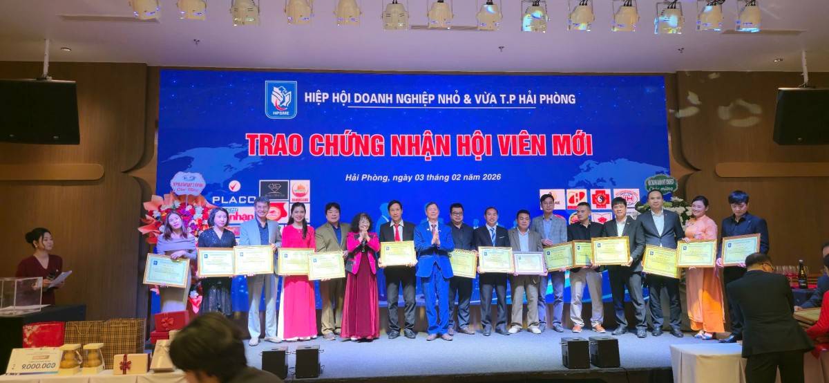 Hiệp hội DNNVV TP Hải Phòng trao chứng nhận hội viên mới