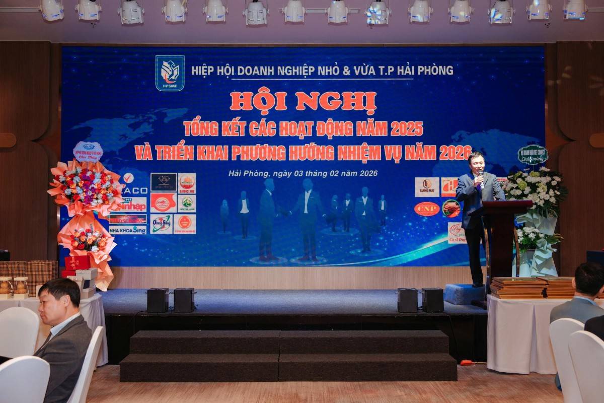 ông Hoàng Văn Khánh – Phó Chủ tịch Thường trực Hiệp hội DNNVV TP Hải Phòng đã trình bày Báo cáo kết quả công tác năm 2025 và phương hướng, nhiệm vụ trọng tâm năm 2026