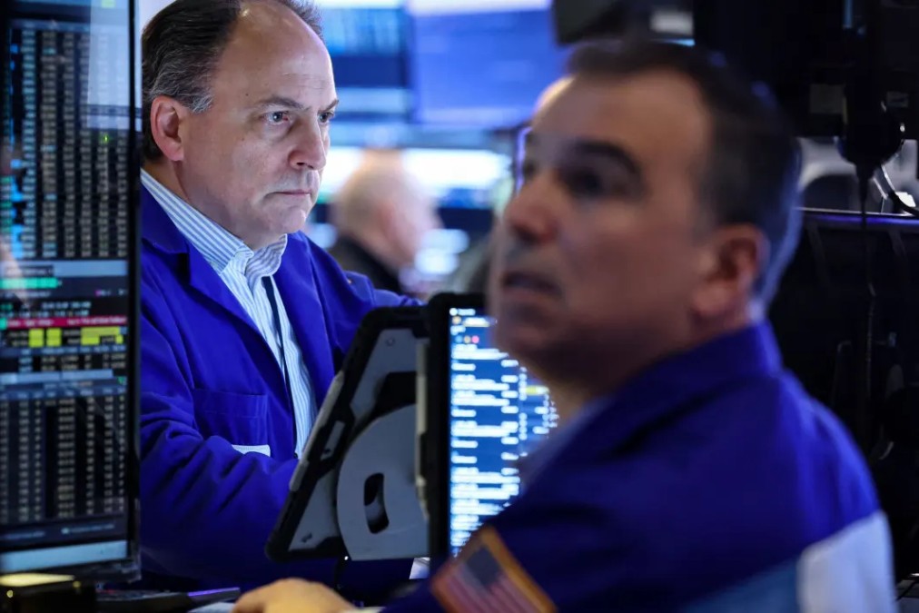 Phố Wall phân hóa: Công nghệ lao dốc, Dow Jones ngược dòng; dầu thô bật tăng vì căng thẳng Mỹ – Iran