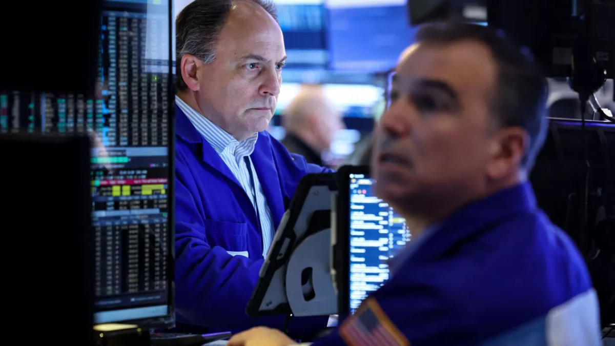 Phố Wall phân hóa: Công nghệ lao dốc, Dow Jones ngược dòng; dầu thô bật tăng vì căng thẳng Mỹ – Iran