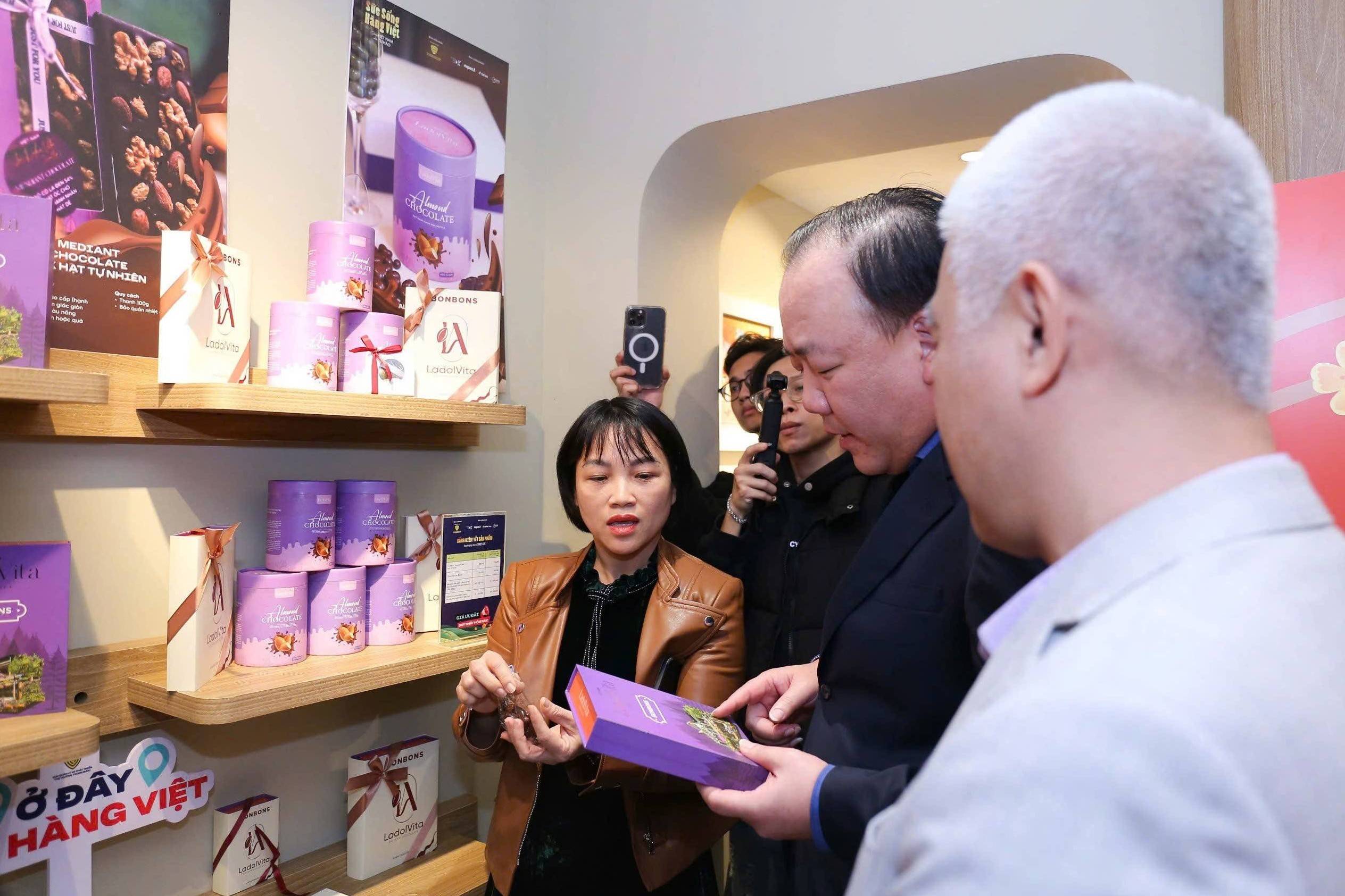 Khai mạc Không gian trưng bày, livestream “Sức sống hàng Việt” tại Tràng Tiền