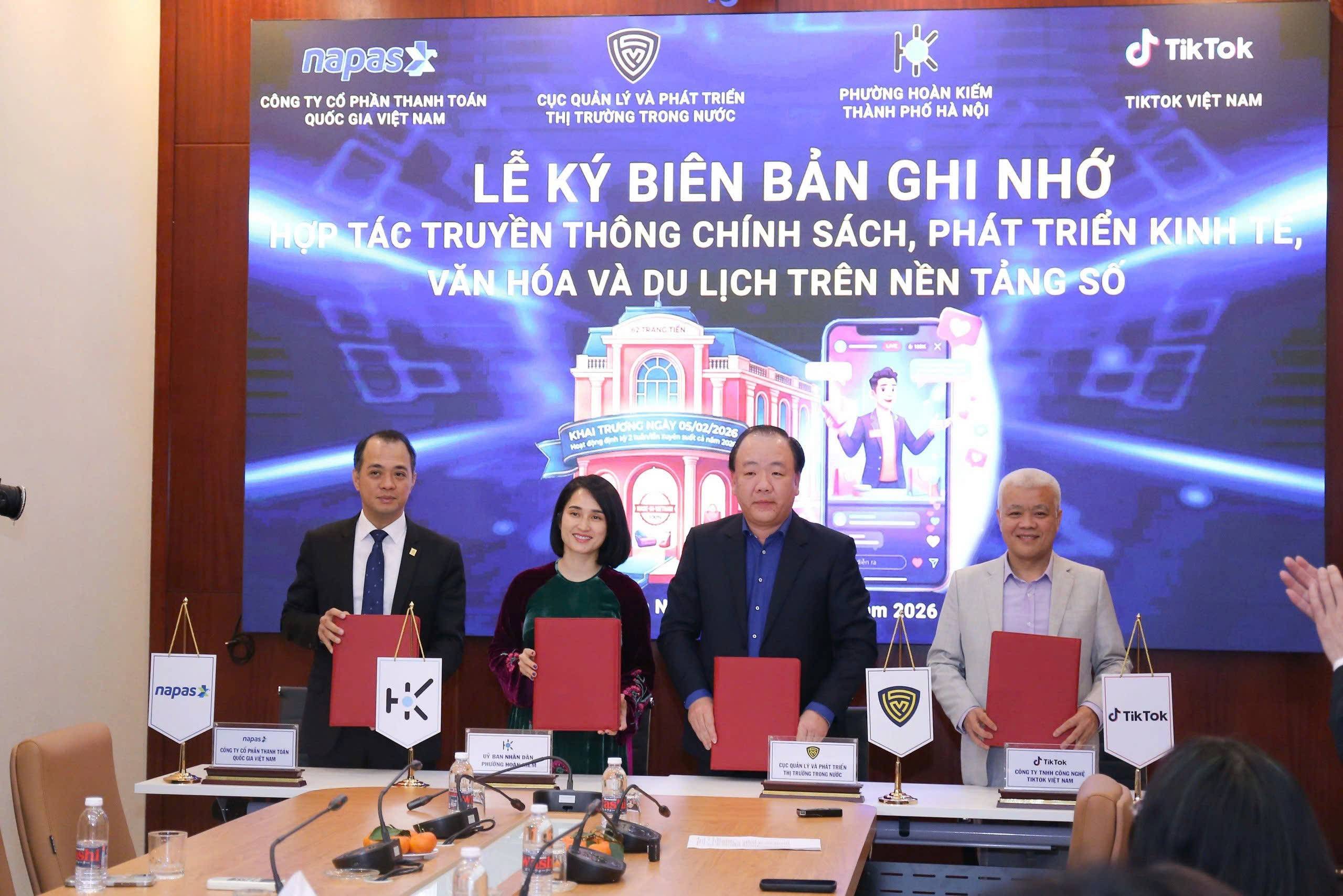 Khai mạc Không gian trưng bày, livestream “Sức sống hàng Việt” tại Tràng Tiền