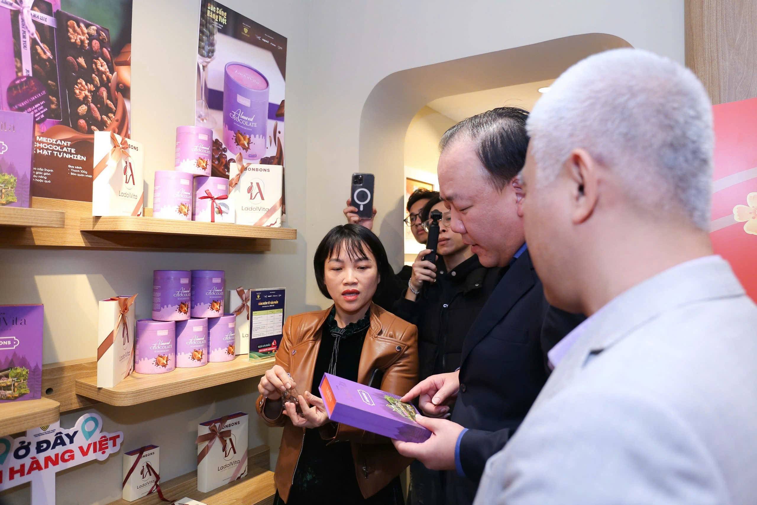 Khai mạc Không gian trưng bày, livestream “Sức sống hàng Việt” tại Tràng Tiền