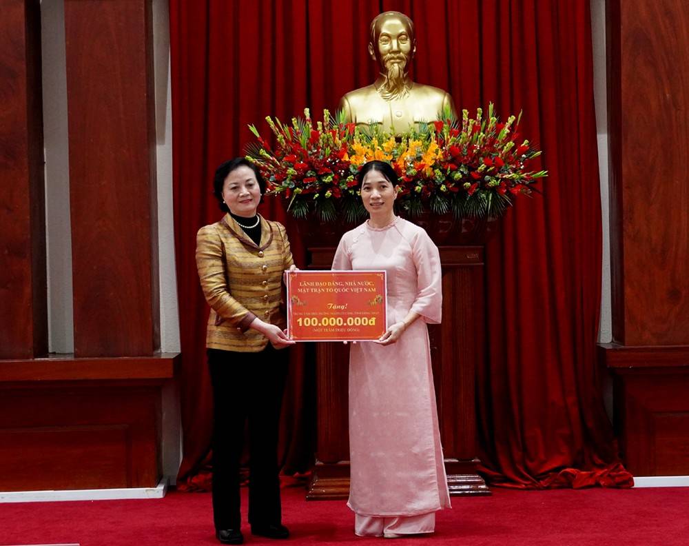 Phó Thủ tướng trao 100 triệu đồng hỗ trợ Trung tâm Điều dưỡng người có công tỉnh Đồng Tháp