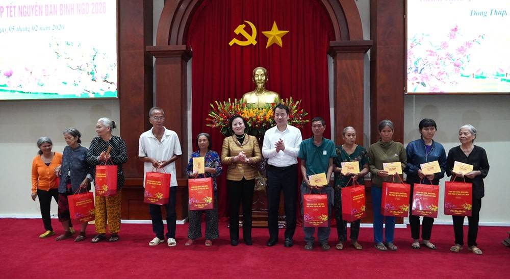 Phó Thủ tướng Chính phủ Phạm Thị Thanh Trà và ông Ngô Văn Cương – Phó Bí thư Đảng ủy Ủy ban Mặt trận Tổ quốc Việt Nam, các đoàn thể Trung ương trao quà tặng hộ có hoàn cảnh khó khăn trên địa bàn