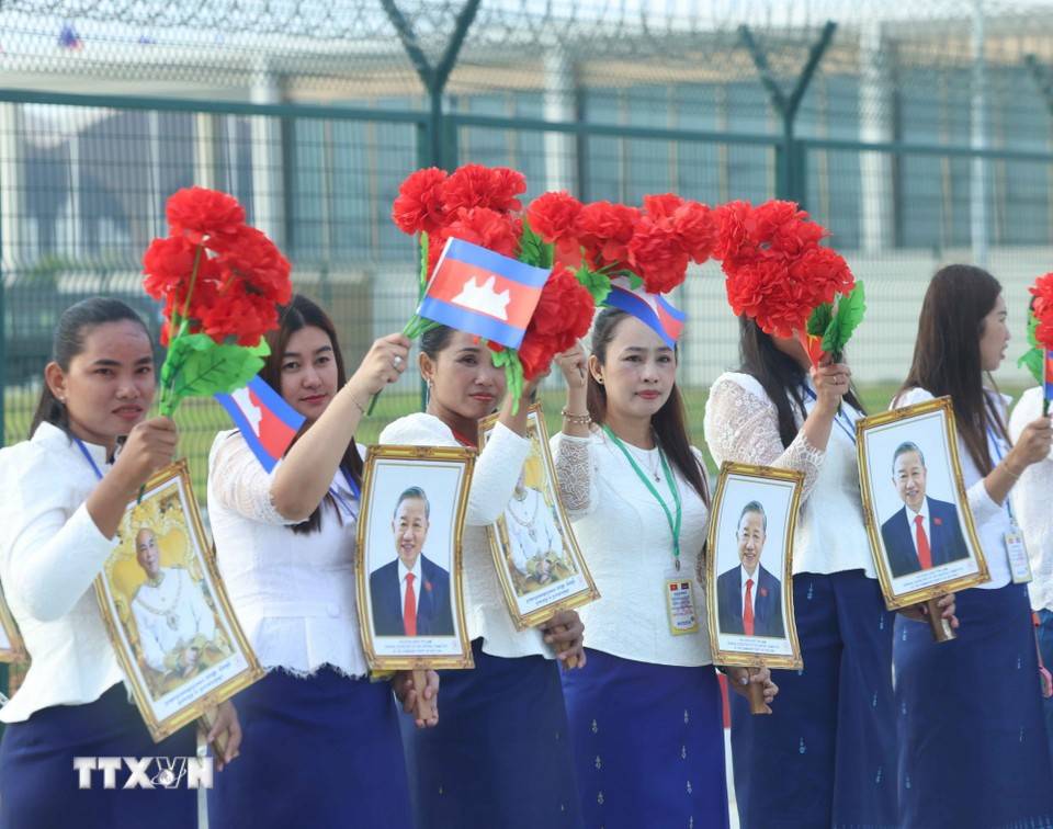 Đông đảo tầng lớp nhân dân Campuchia có mặt tại sân bay, mang theo ảnh, cờ và hoa để chào mừng Tổng Bí thư Tô Lâm và Đoàn đại biểu cấp cao Việt Nam - Ảnh: TTXVN