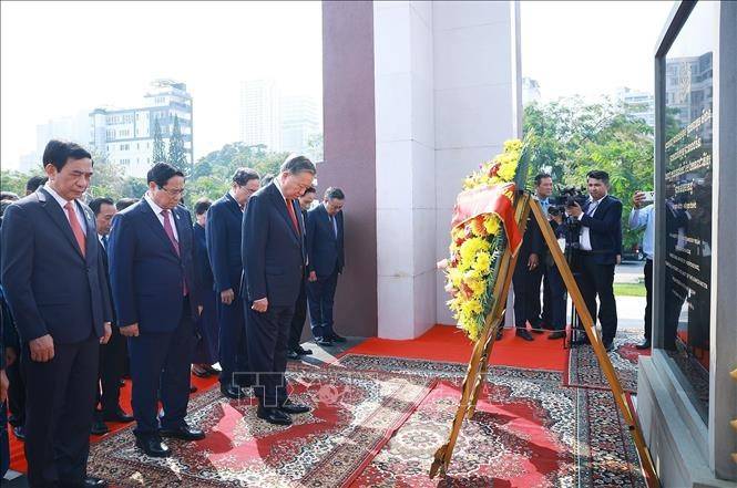 Tổng Bí thư Tô Lâm đặt vòng hoa tại Đài tưởng niệm Cố Quốc vương Campuchia Norodom Sihanouk - Ảnh: TTXVN