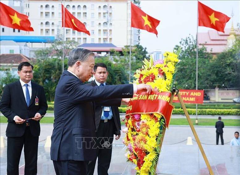 Tổng Bí thư Tô Lâm đặt vòng hoa tại Đài Hữu nghị Campuchia - Việt Nam. Ảnh: TTXVN