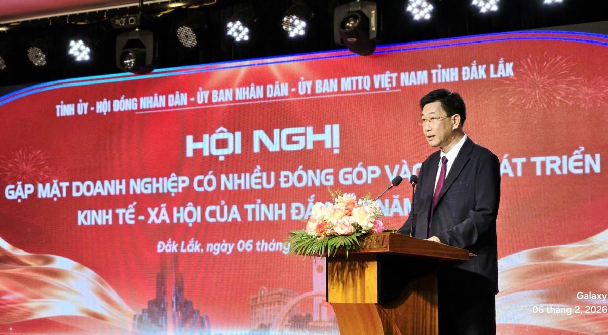  Ông Trần Văn Tâm - Giám đốc Sở Tài chính Đắk Lắk báo cáo một số kết quả nổi bật về phát triển kinh tế - xã hội của tỉnh trong năm 2025 và nhiệm vụ trọng tâm năm 2026.  