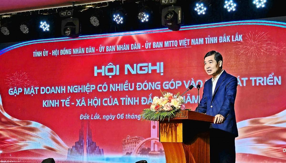 Ông Tạ Anh Tuấn, Phó bí thư Tỉnh ủy - Chủ tịch UBND tỉnh biểu dương các doanh nghiệp có nhiều đóng góp cho sự phát triển kinh tế - xã hội của tỉnh năm 2025