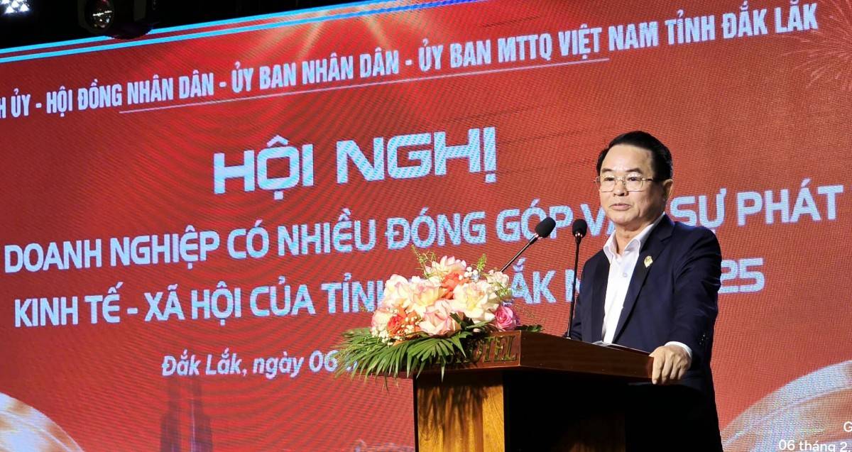  Ông Huỳnh Văn Dũng - Chủ tịch Hiệp hội Doanh nghiệp tỉnh Đắk Lắk, Tổng Giám đốc Công ty Cổ phần Bia Sài gòn - Miền Trung phát biểu tại hội nghị.