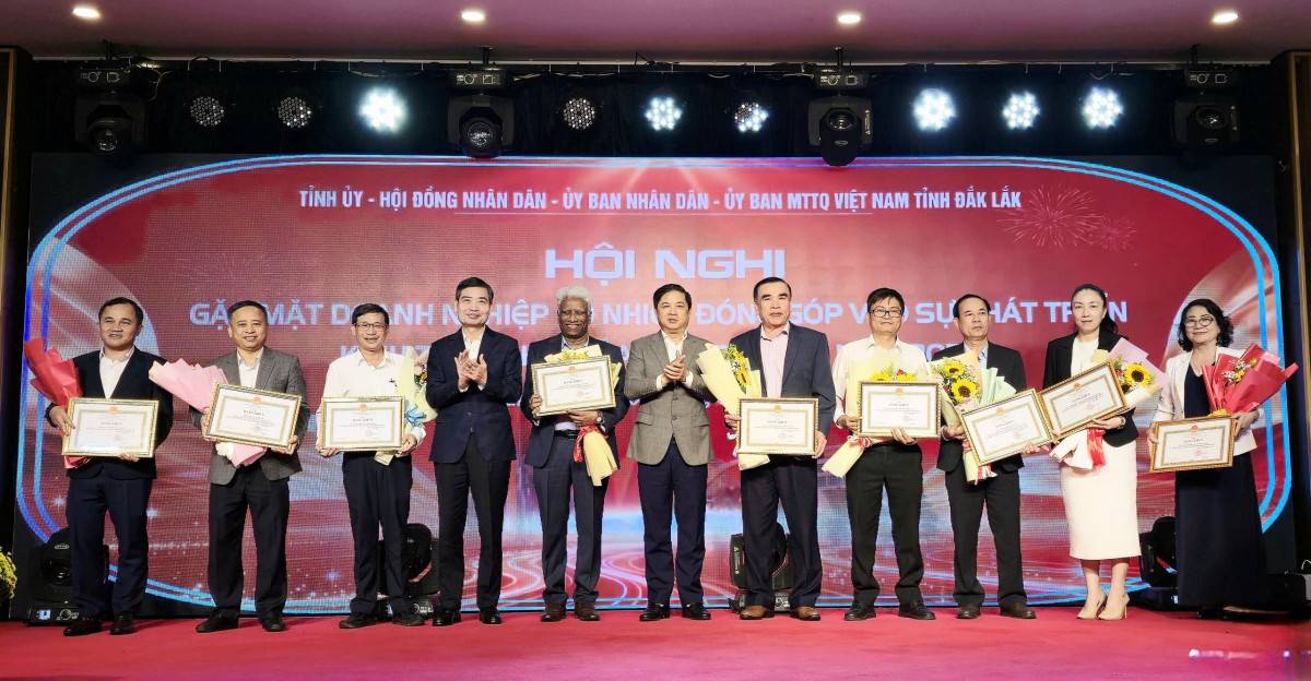 Ông Lương Nguyễn Minh Triết, Ủy viên BCH Trung ương Đảng, Bí thư Tỉnh ủy Đắk Lắk trao bằng khen và hoa của Tỉnh ủy, HĐND, UBND, Ủy ban MTTQ Việt Nam tỉnh tặng cho các doanh nghiệp tiêu biểu.