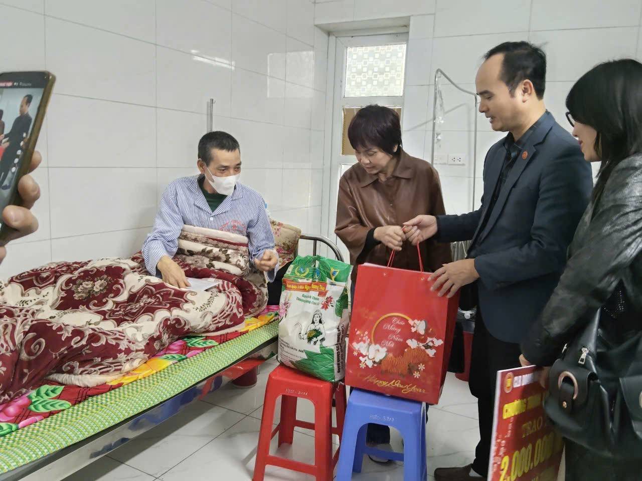 Câu lạc bộ Doanh nhân Họ Nguyễn Hải Dương trao quà, sẻ chia cùng người yếu thế