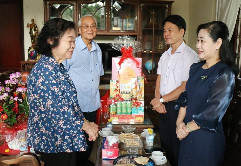 Lãnh đạo tỉnh Đồng Tháp thăm, chúc Tết nguyên lãnh đạo tại TP. Hồ Chí Minh