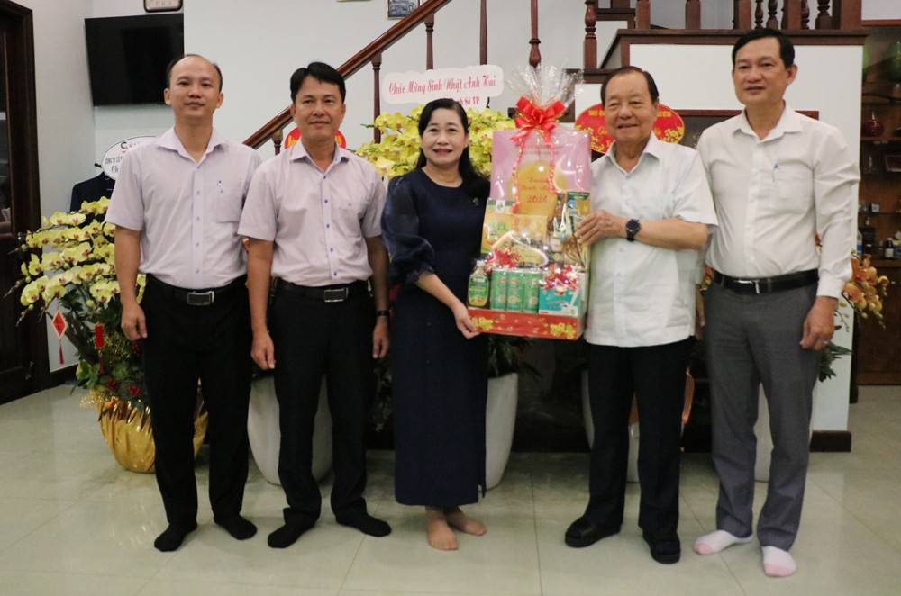 Đồng chí Châu Thị Mỹ Phương thăm, chúc Tết đồng chí Lê Thanh Hải