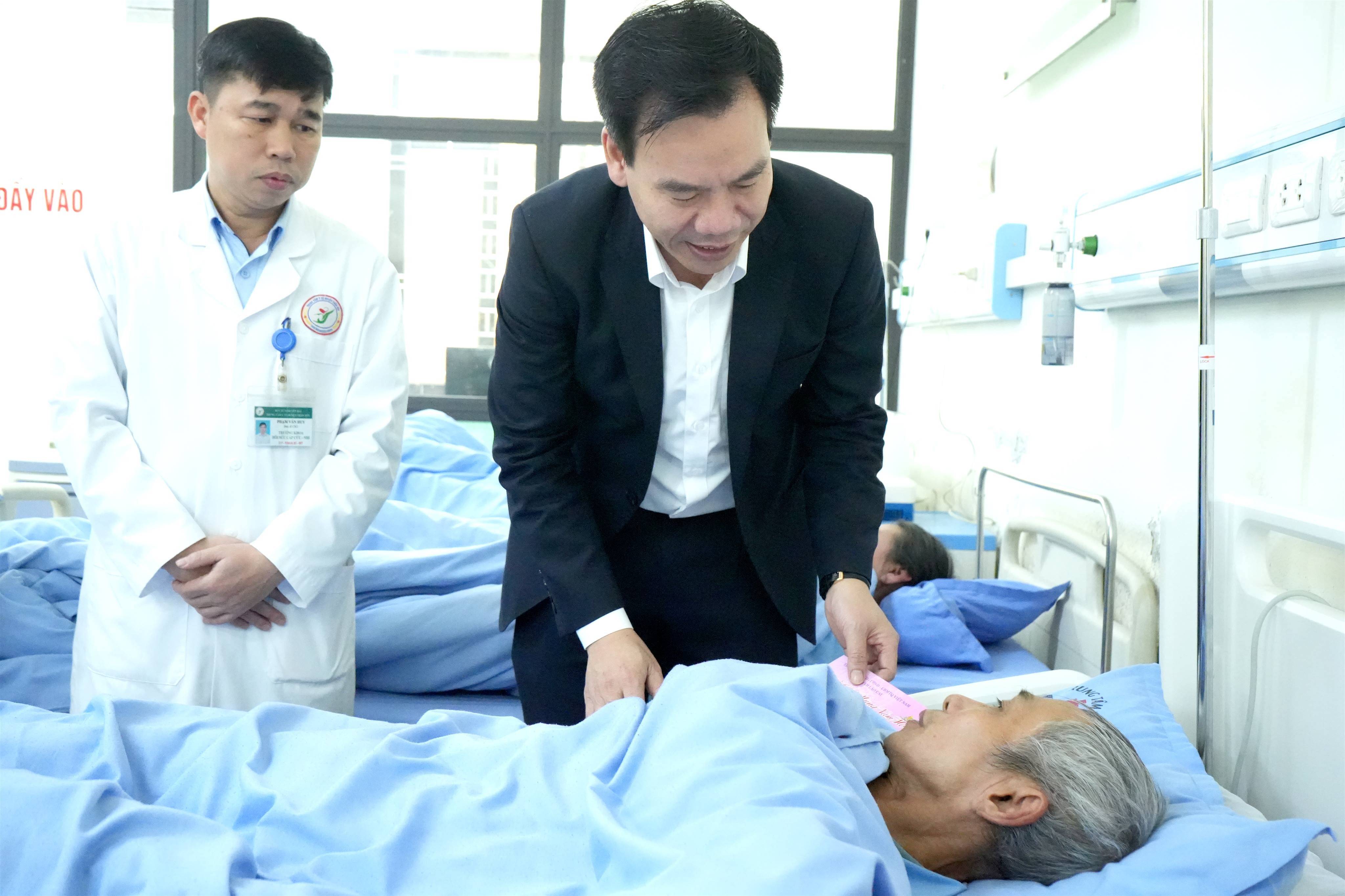 Trưởng Ban Tuyên giáo và Dân vận Tỉnh ủy Dương Đức Huy tặng quà bệnh nhân đang điều trị tại Trung tâm Y tế khu vực Trấn Yên