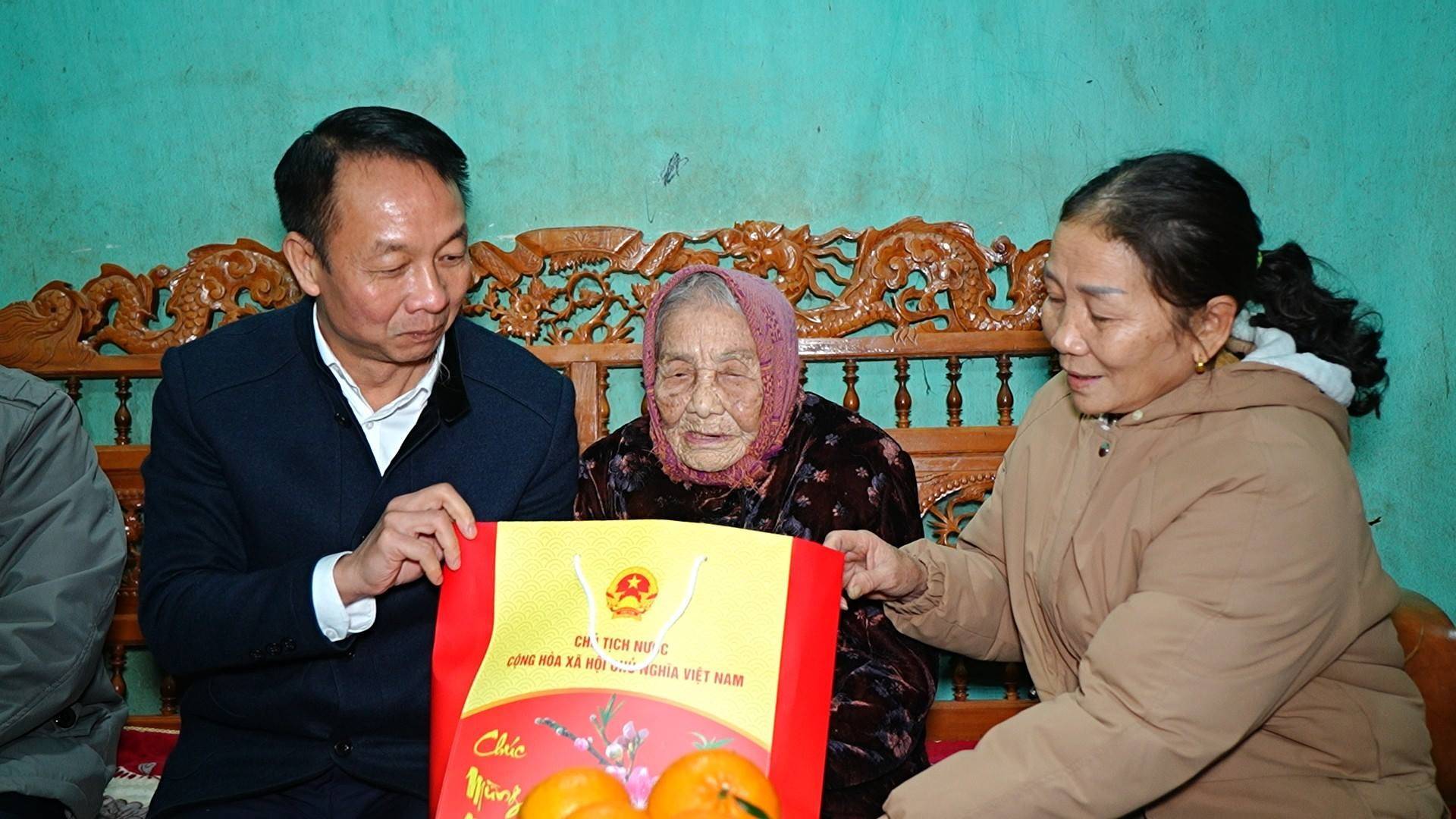 Vũ Quỳnh Khánh, Phó Chủ tịch Thường trực HĐND tỉnh đã đến thăm, tặng quà gia đình bà Phạm Thị Yêm (sinh năm 1926, ở thôn Na Mạ 1