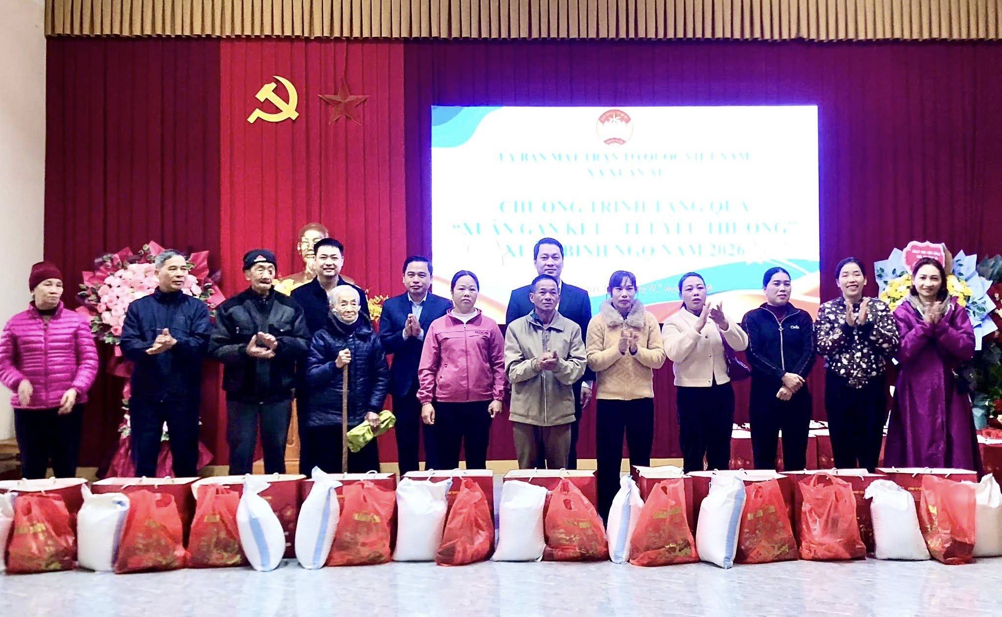 Xã Xuân Ái đã trao 144 suất quà Tết cho các hộ nghèo Mỗi suất quà trị giá 600.000 đồng; đồng thời, mỗi hộ còn được nhận 1.100.000 đồng tiền mặt, góp phần giúp các gia đình có thêm điều kiện chuẩn bị Tết.