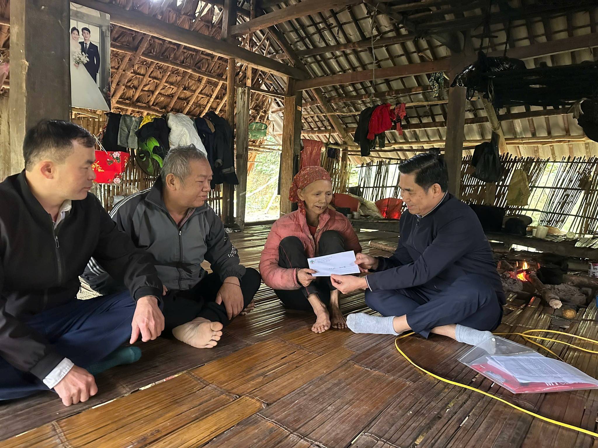 Thường trực Hội Người cao tuổi xã đã trao 30 suất quà, mỗi suất trị giá 500.000 đồng, cho các hội viên Người cao tuổi là hộ nghèo, cận nghèo, người cao tuổi neo đơn, có hoàn cảnh đặc biệt khó khăn