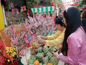 Phường Tân Định (TP. Hồ Chí Minh): Gói bánh chưng đón Xuân Bính Ngọ 2026