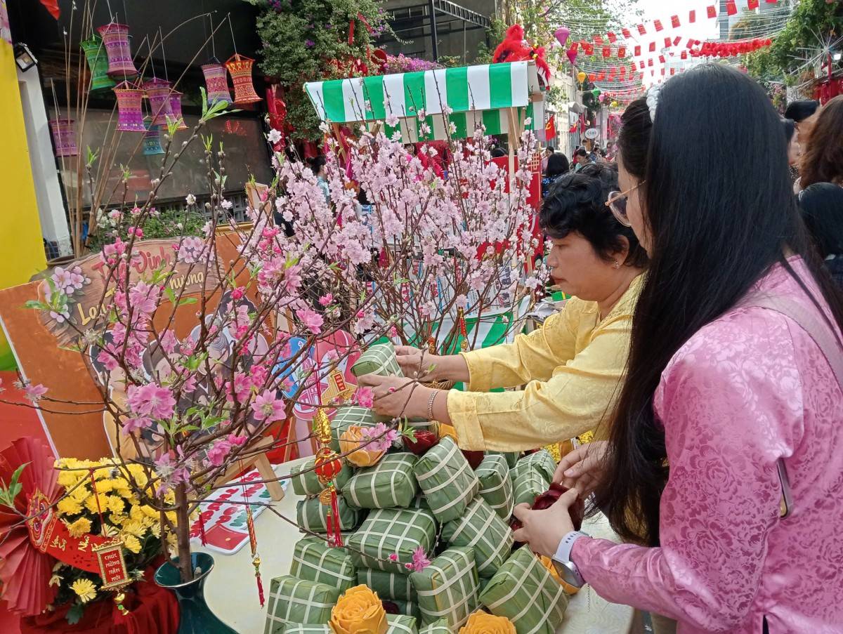 Các đội trang trí chăm chút cho phần thi của mình.