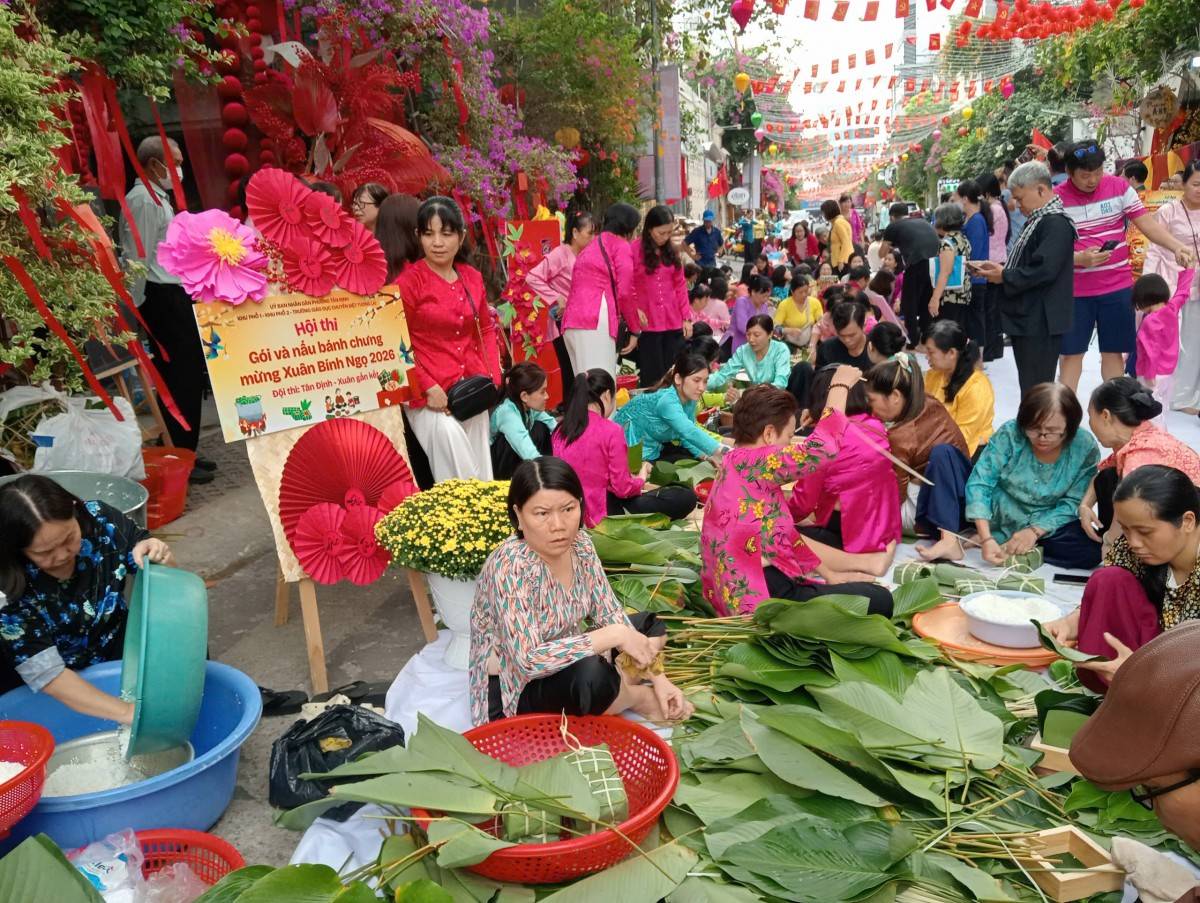 Mỗi chiếc bánh chưng được chăm chút từ khuôn gói đến dây lạt buộc chặt