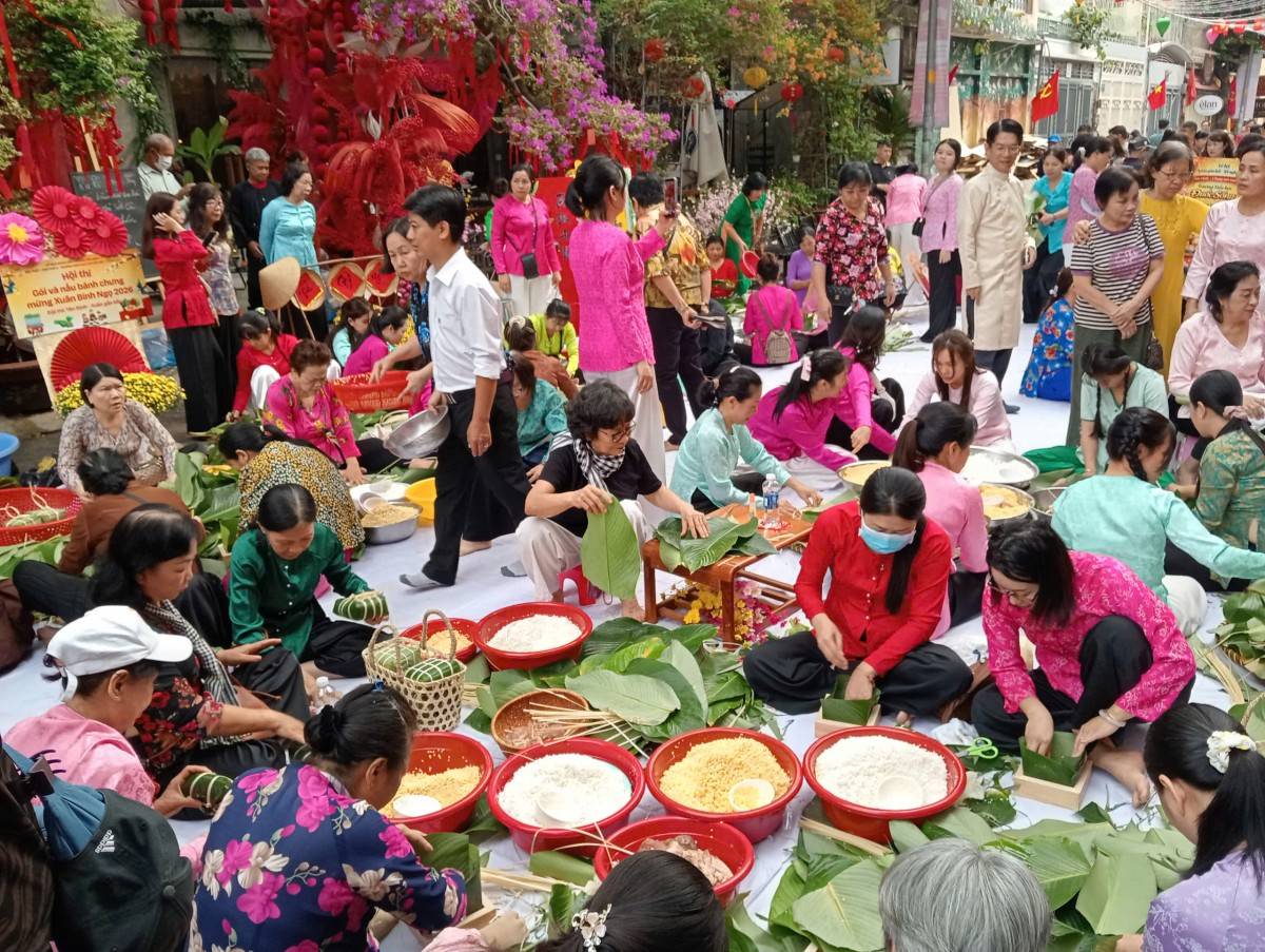 Không khí tranh tài sôi nổi mà vẫn đậm chất sum vầy, gợi rõ nét ấm áp của những ngày Tết cận kề.