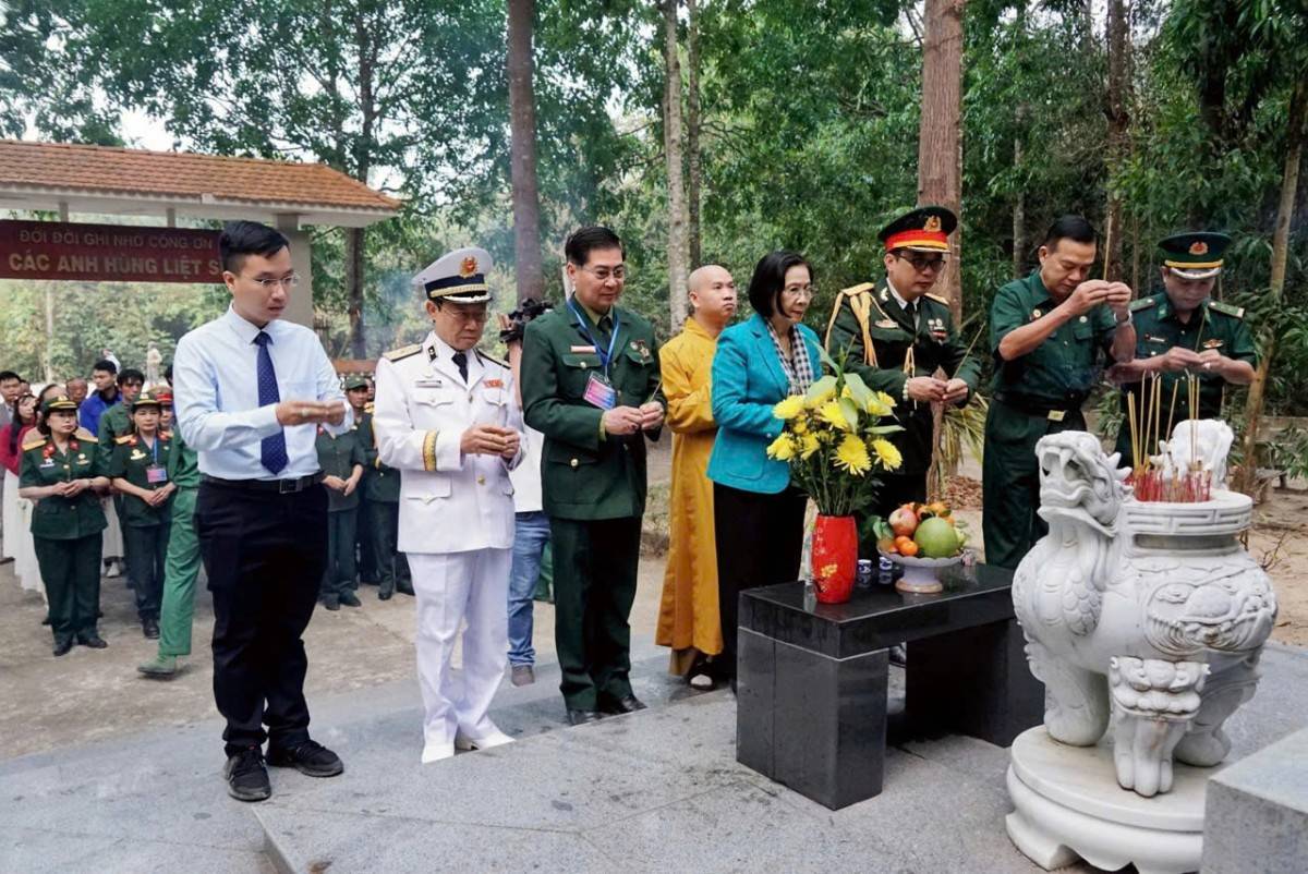 CLB Trái tim Người lính Phương Nam mang Tết ấm đến quân dân Lò Gò, Tây Ninh