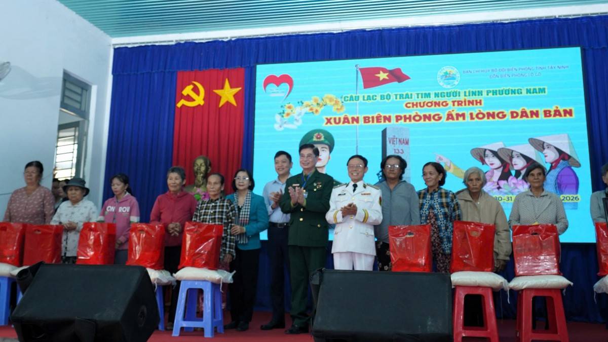 Trao quà đến người dân vùng biên.