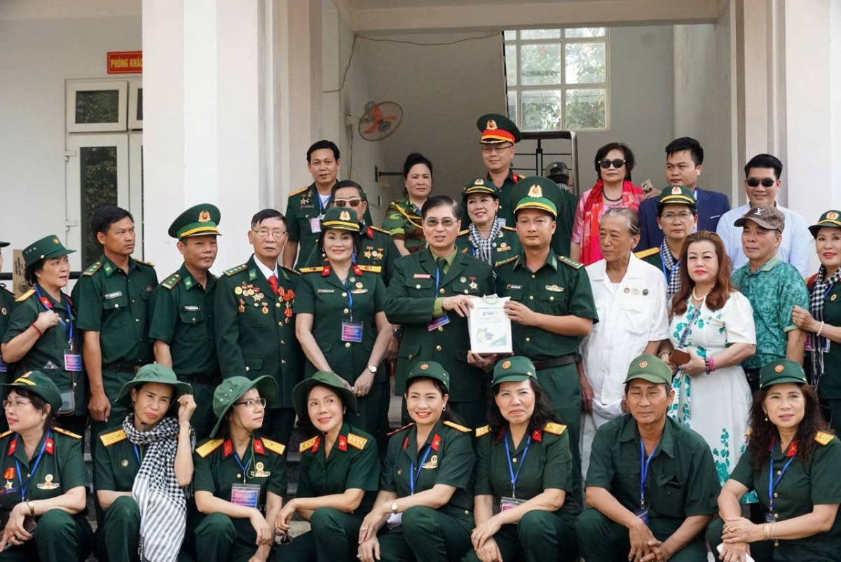 Chủ tịch CLB Trái tim Người lính phương Nam Nguyễn Công Trung trao tặng quà đến Đồn Biên phòng Lò Gò.