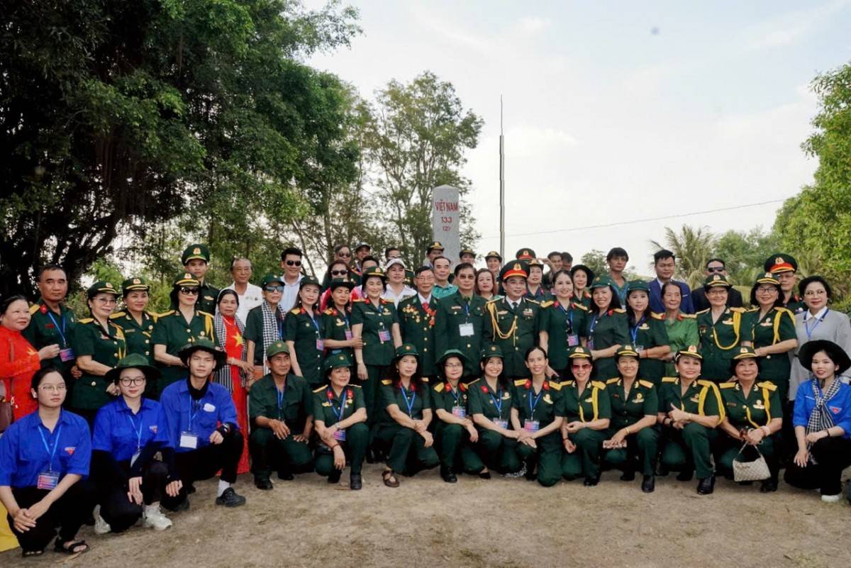 Đoàn chụp ảnh kỷ niệm tại cột mốc thứ 133.
