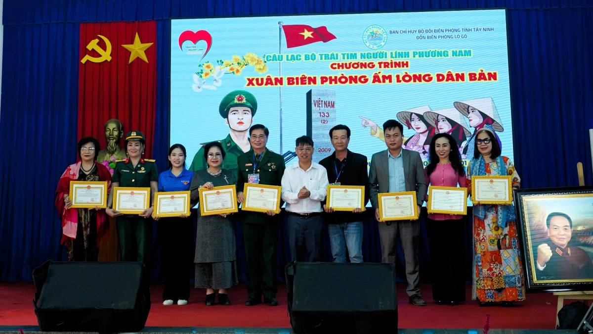 CLB Trái tim Người lính Phương Nam mang Tết ấm đến quân dân Lò Gò, Tây Ninh