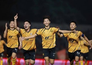 GS. VS danh dự Nguyễn Văn Đệ tặng 300 triệu đồng cho CLB Thanh Hoá