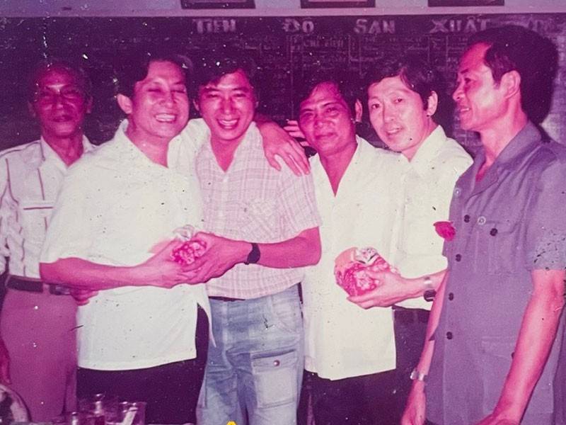 Năm 1984 khi đưa Honda vào ký liên doanh sản xuất, lắp ráp tại VN, ông Ba Huấn, Giám đốc Sở CN TP.HCM (thứ 2 từ trái sang) đã vui mừng ôm ông Dũng