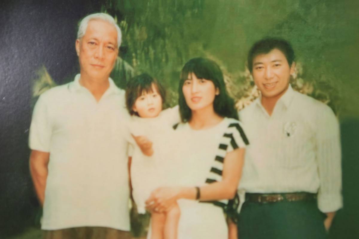 Ông Đỗ Văn Dũng đưa vợ con đến chào Ông Mai Chí Thọ trước khi gia đình ông sang Nhật Bản làm việc (năm 1986). Ảnh: NVCC