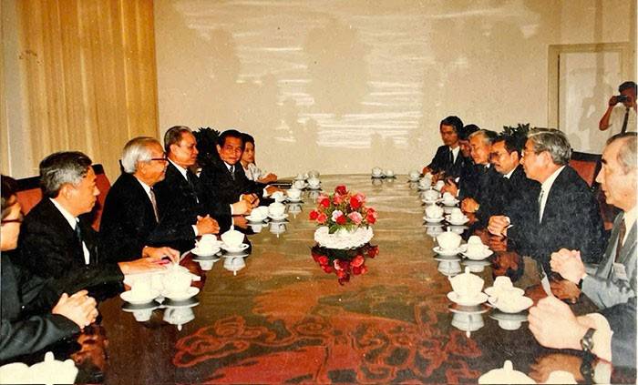 Tiến sĩ Đỗ Văn Dũng (thứ hai, từ phải qua) trong lần tháp tùng Thủ tướng Võ Văn Kiệt làm việc với phái đoàn Nhật Bản, năm 1995. Ảnh: NVCC