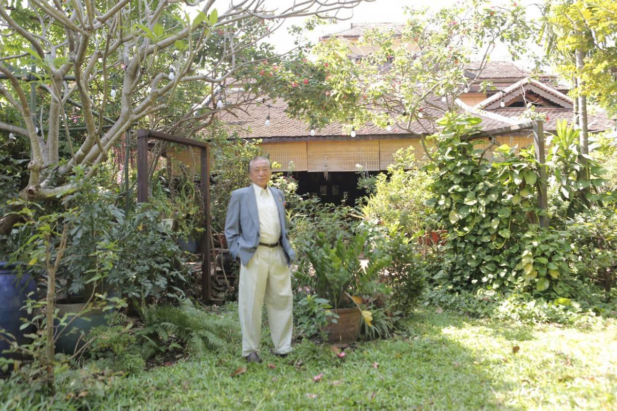 Tiến sĩ Đỗ Văn Dũng, vui vẻ tuổi xế chiều trong căn nhà gỗ trên mảnh đất cha mẹ để lại, nơi từng là “địa chỉ đỏ” trong kháng chiến. Ảnh: Đào Nhân