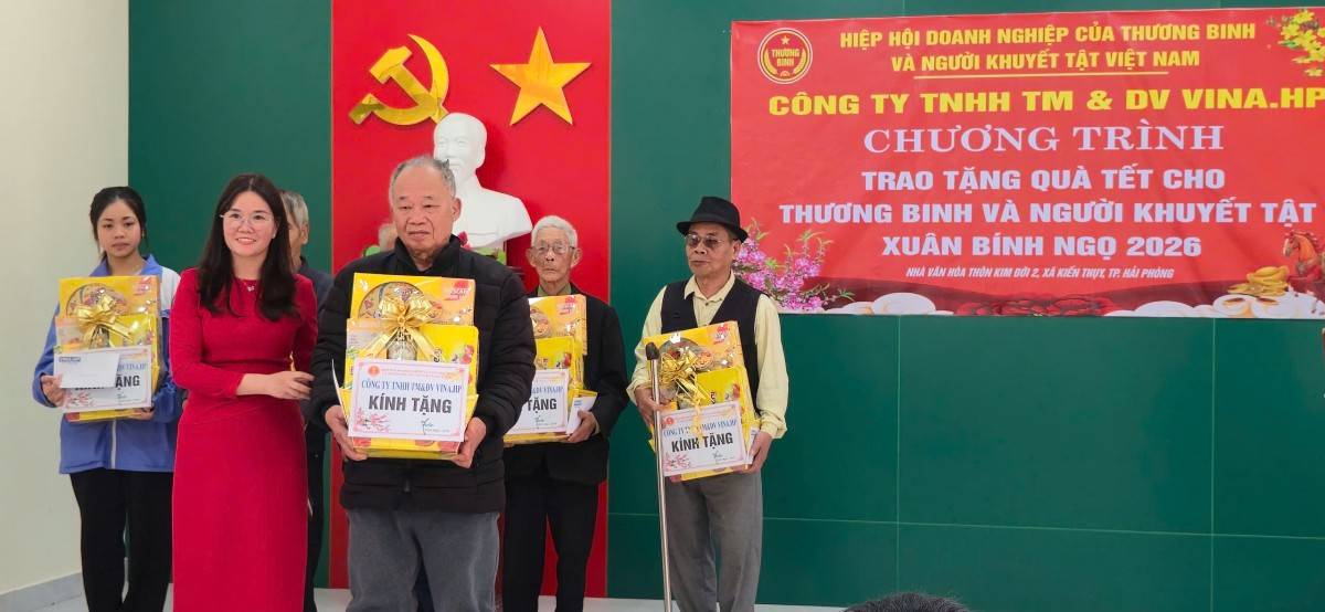 Bà Ngô Thị Dung trao qua tới thương binh Ngô Văn Hải từng trong nhà tù Côn Đảo