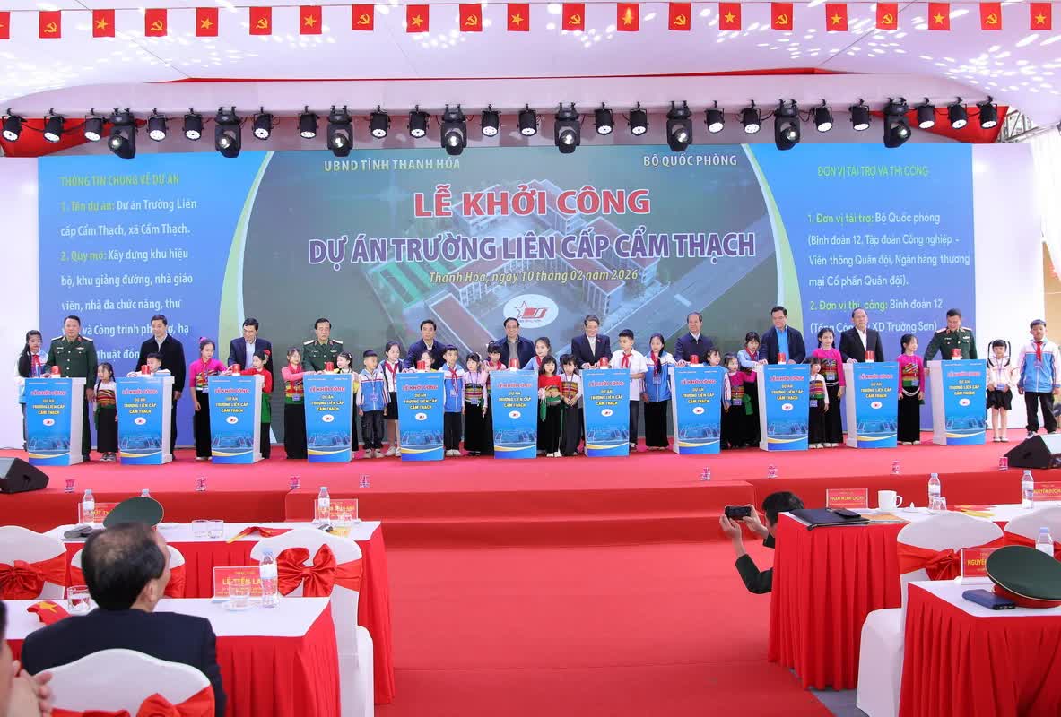 Thủ tướng Phạm Minh Chính dự Lễ khởi công dự án Trường Liên cấp Cẩm Thạch và tặng quà Tết cho hộ nghèo