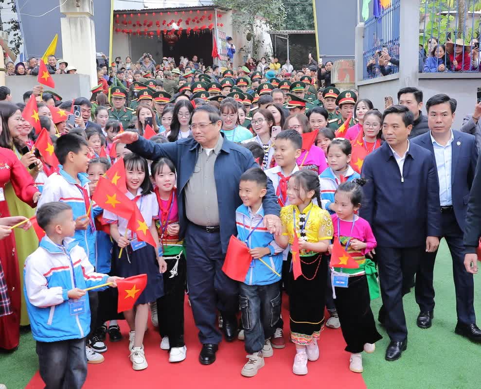 Thủ tướng Phạm Minh Chính dự Lễ khởi công dự án Trường Liên cấp Cẩm Thạch và tặng quà Tết cho hộ nghèo