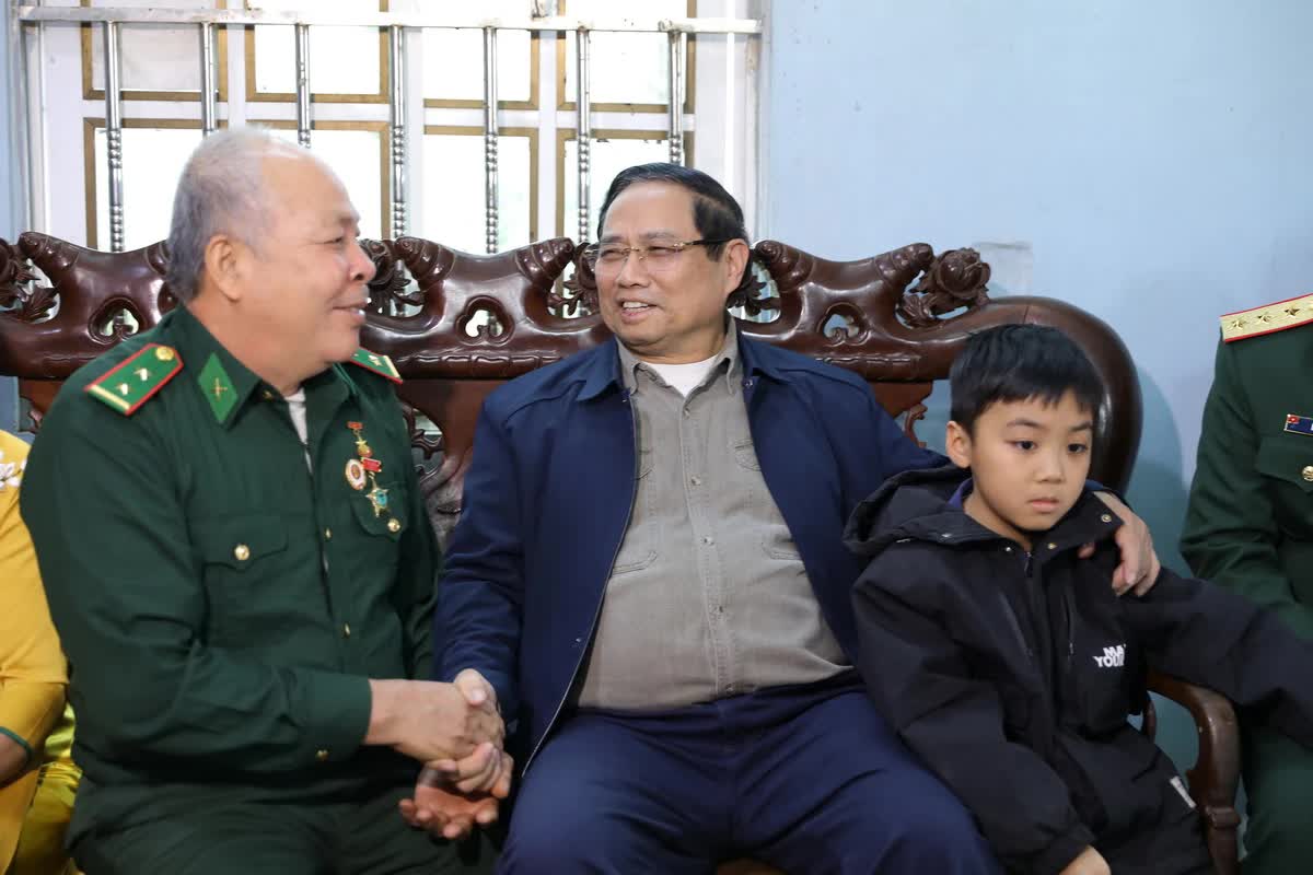 Thủ tướng Phạm Minh Chính dự Lễ khởi công dự án Trường Liên cấp Cẩm Thạch và tặng quà Tết cho hộ nghèo