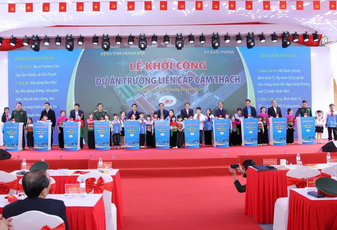 Thủ tướng Phạm Minh Chính dự Lễ khởi công dự án Trường Liên cấp Cẩm Thạch và tặng quà Tết cho hộ nghèo