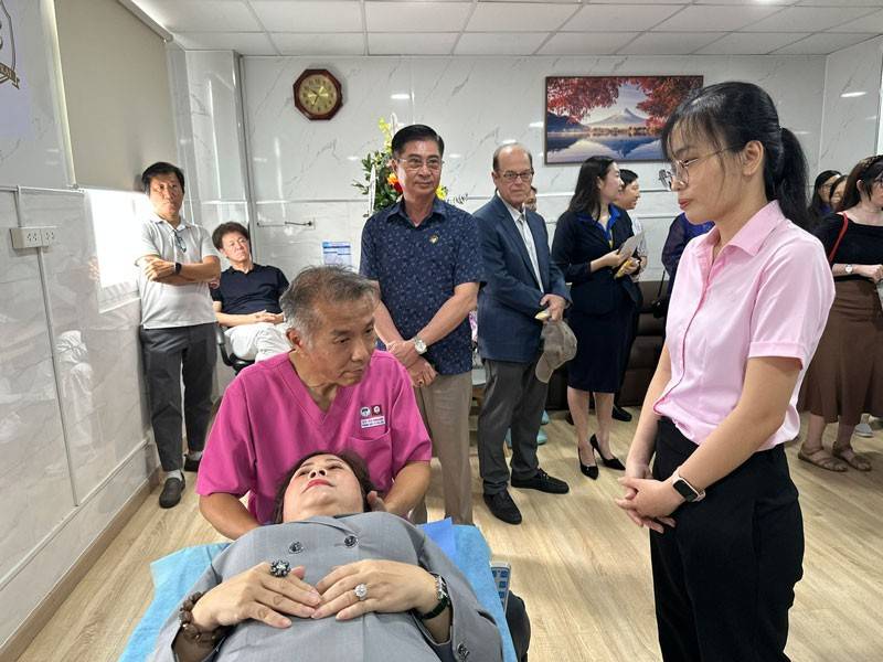 Khách hàng đến tham quan và điều trị tại Đơn vị Vật lí trị liệu Việt - Nhật (Hệ thống SAIGON-ITO)